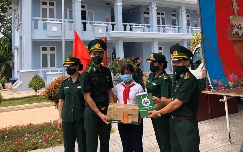 Tặng quà và tuyên truyền cảnh giác dịch Covid-19 tại biên giới Tây Ninh.