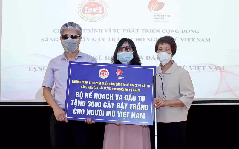 Bộ Kế hoạch và Đầu tư trao tặng "Cây gậy trắng" cho đại diện Hội người mù Việt Nam. (Ảnh: MPI)