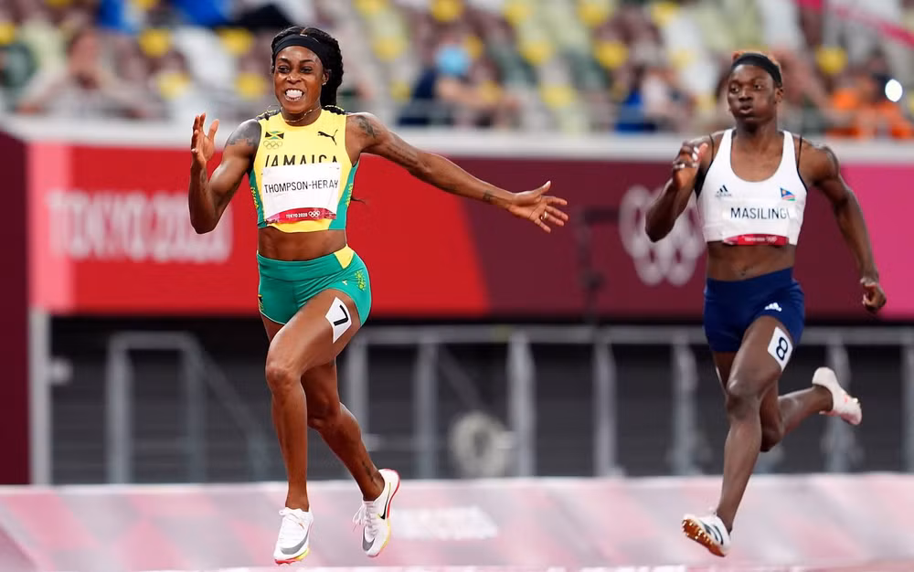 Elaine Thompson-Herah (trái) về nhất chung kết 200m nữ với thời gian 21 giây 53. (Ảnh: Reuters)