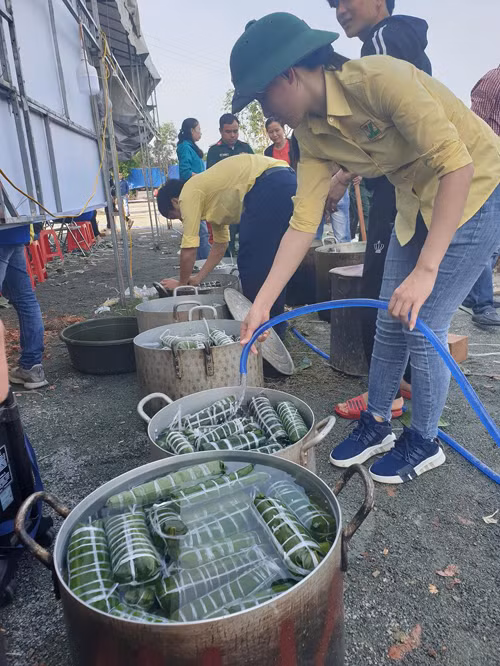 Trắng đêm làm bánh gửi vùng lũ -0