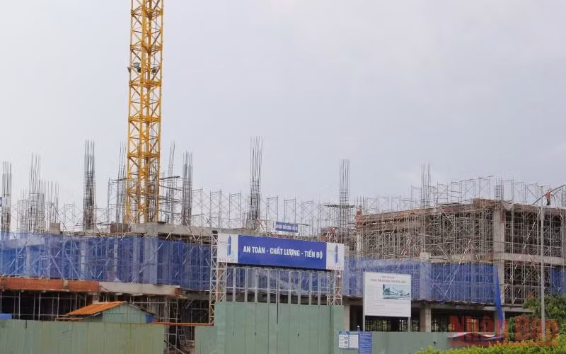 Công trình Trung tâm hội nghị tỉnh Vĩnh Long đang khẩn trương xây dựng. (Ảnh: Bá Dũng) 