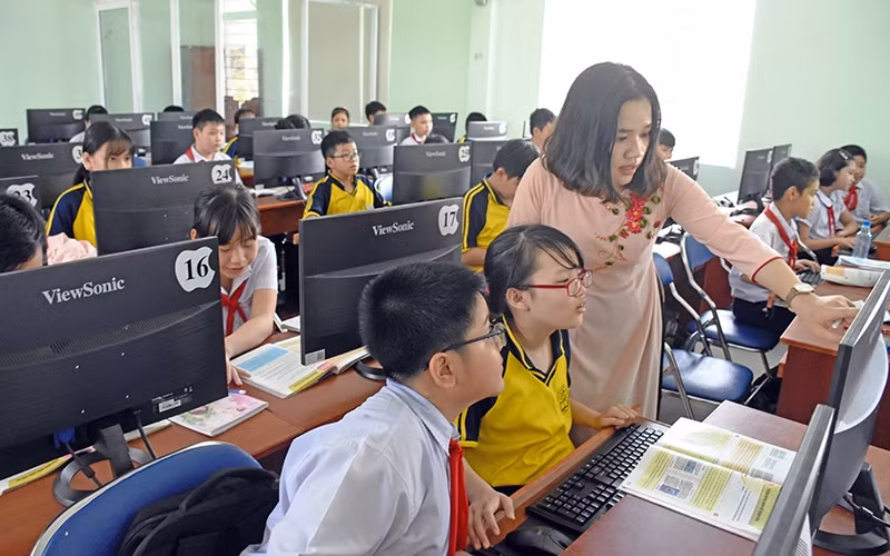 Giờ tin học tại Trường THCS Tây Sơn, quận Hải Châu, TP Ðà Nẵng. Ảnh: NGUYÊN ANH