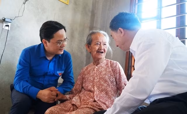 Chủ tịch T.Ư Hội LHTN Việt Nam Nguyễn Anh Tuấn và Chủ tịch Hội Thầy thuốc trẻ Việt Nam Trần Văn Thuấn tặng quà Mẹ Việt Nam Anh hùng Nguyễn Thị Sương (91 tuổi) ở thôn An Lưu, xã Phú Mỹ (huyện Phú Vang)