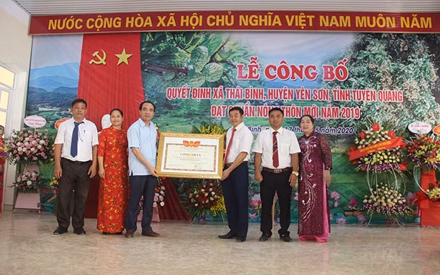 Bí thư Tỉnh ủy Tuyên Quang, Chẩu Văn Lâm (thứ 3 từ trái sang) trao Bằng công nhận xã Thái Bình đạt chuẩn nông thôn mới.
