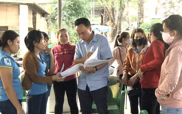 Công nhân bị giật hụi trình bày với phóng viên Nhân Dân điện tử.