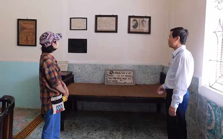 Thơ còn rực lửa bên đồi Thi nhân -0