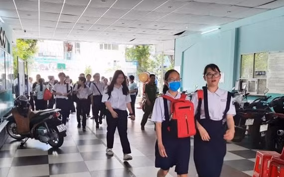 Các thí sinh tại điểm thi Trường THCS Colette, quận 3, TP Hồ Chí Minh, ngày 17-7.