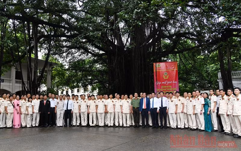 Các đại biểu dự chương trình chụp ảnh lưu niệm dưới gốc đa Báo Nhân Dân.