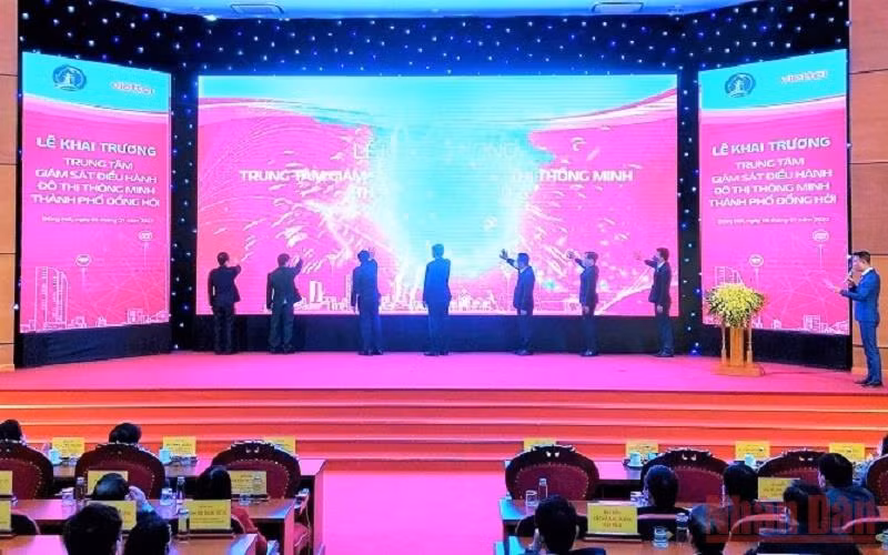 Các đại biểu thực hiện nghi thức khai trương Trung tâm giám sát điều hành đô thị thông minh thành phố Đồng Hới.