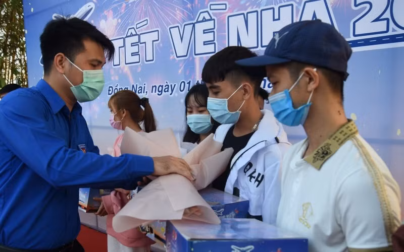 Đại diện Tỉnh đoàn Đồng Nai tặng quà cho thanh niên công nhân về quê đón Tết.