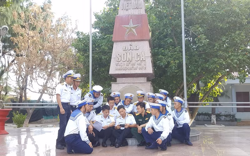 Cán bộ, chiến sĩ trên đảo Sơn Ca (Trường Sa, Khánh Hòa) theo dõi tin tức về Đại hội XIII của Đảng. Ảnh: PHONG NGUYÊN