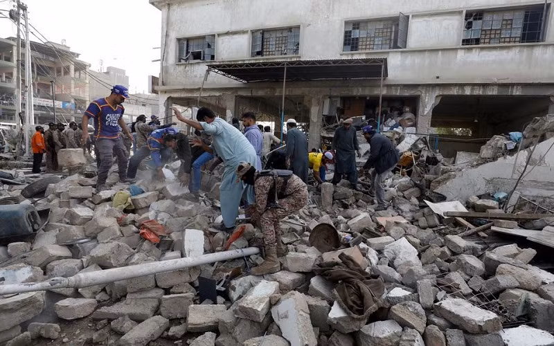 Hiện trường đổ nát sau vụ nổ ở Karachi, Pakistan, ngày 18/12/2021. (Ảnh: Reuters)