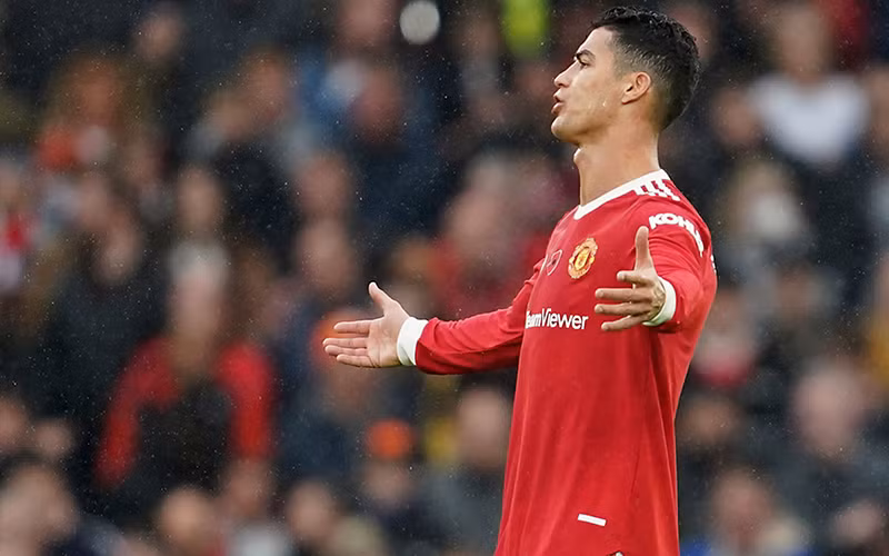 Ronaldo thất vọng trong trận thua bạc nhược trước Man City. (Ảnh: Getty Images)