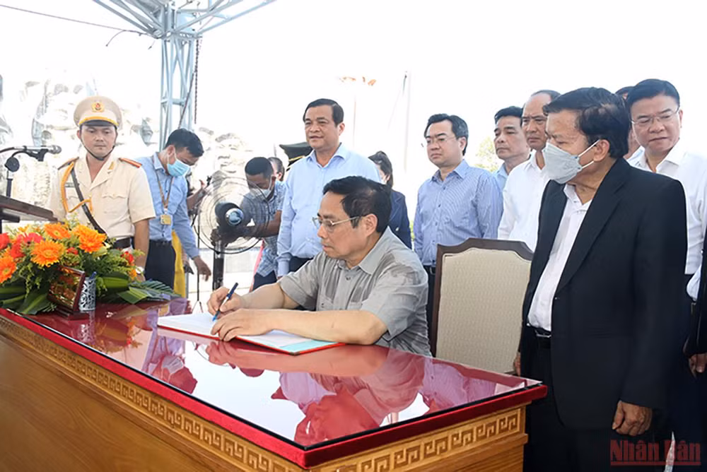 Thủ tướng Phạm Minh Chính dâng hương tri ân các anh hùng liệt sĩ và Mẹ Việt Nam anh hùng -0