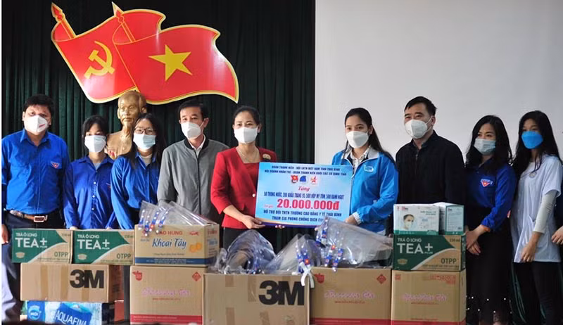 Hỗ trợ vật phẩm thiết yếu cho sinh viên Cao đẳng Y tế Thái Bình làm nhiệm vụ chống dịch tại cộng đồng.