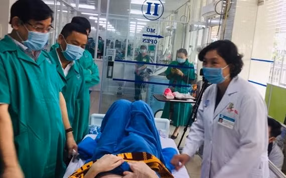 Các chuyên gia thăm hỏi sức khỏe bệnh nhân 91 tại Bệnh viện Chợ Rẫy.