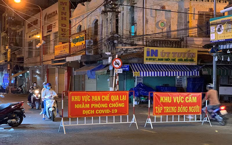 Khu vực buôn bán nhộn nhịp nhất thành phố Thủ Dầu Một (tỉnh Bình Dương) giờ hạn chế người qua lại để phòng, chống Covid-19.