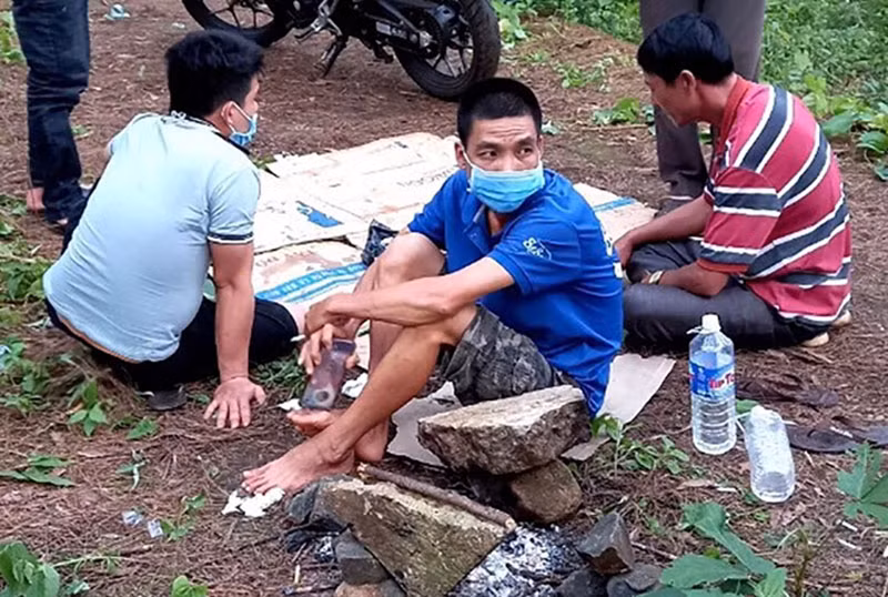 Nhóm người ăn nhậu trong thời gian giãn cách xã hội bị phạt 50 triệu đồng.
