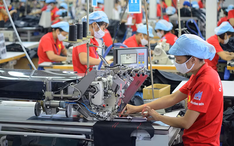 Hoạt động sản xuất tại Tổng công ty May 10 được đẩy mạnh nhằm hoàn thành các đơn hàng và đạt mục tiêu tăng trưởng trong các tháng cuối năm 2021. 