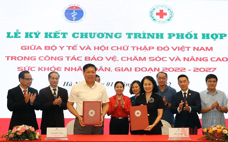 Lễ ký kết Chương trình phối hợp giữa Bộ Y tế và Trung ương Hội Chữ thập đỏ Việt Nam, giai đoạn 2022-2027.