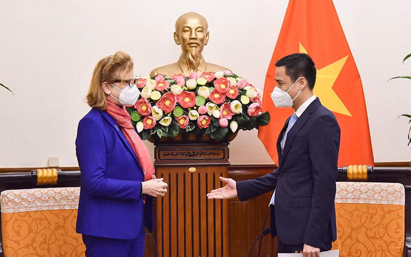 Thứ trưởng Ngoại giao Đặng Hoàng Giang tiếp bà Caitlin Wiesen, Trưởng đại diện UNDP tại Việt Nam. (Ảnh: Báo Thế giới và Việt Nam)