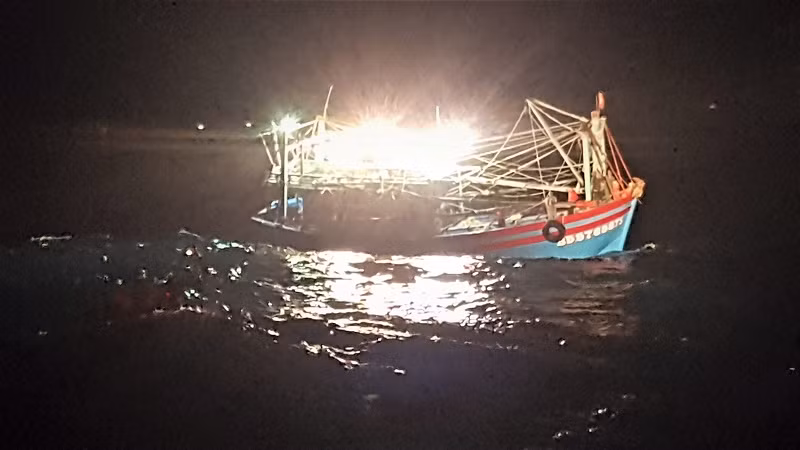 Cứu nạn bảy thuyền viên trên tàu bị hỏng máy trong điều kiện thời tiết khắc nghiệt -0