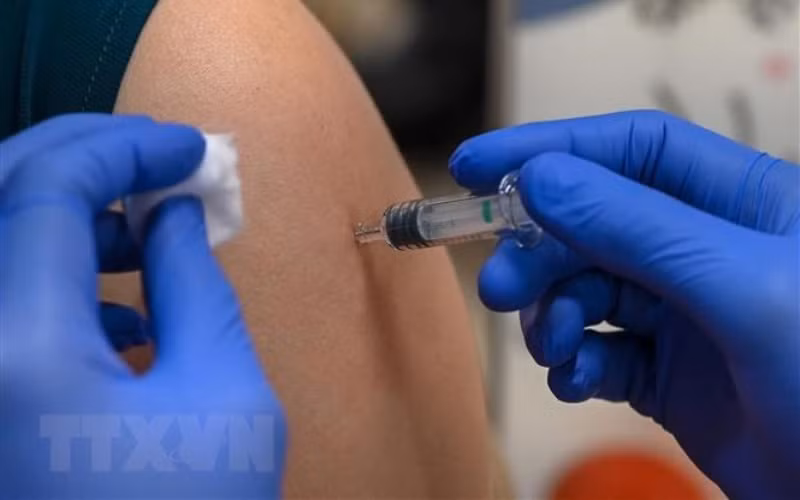 Tiêm vaccine phòng Covid-19 tại Singapore. (Ảnh: AFP/TTXVN)