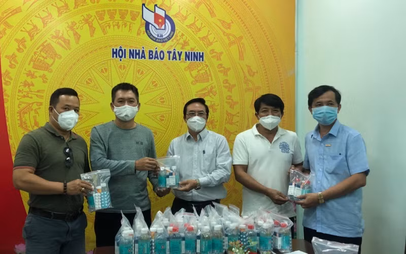 Giám đốc Hợp tác xã Toàn Phát Lê Đức Toàn (thứ 2 từ phải qua) trao túi thuốc cho Hội Nhà báo Tây Ninh.