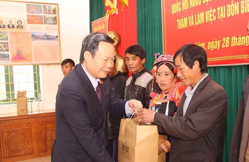 Phó Chủ tịch Quốc hội Phùng Quốc Hiển thăm, tặng quà xã Thu Lũm -0