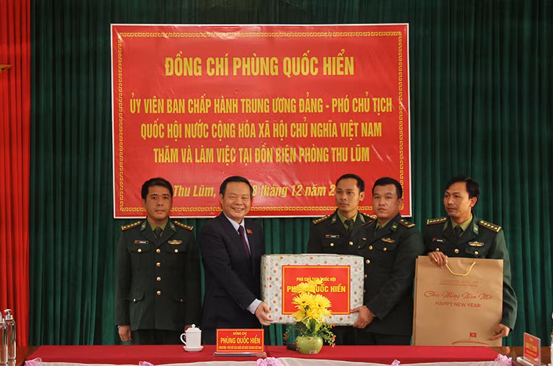 Đồng chí Phùng Quốc Hiển, Ủy viên Trung ương Đảng, Phó Chủ tịch Quốc hội thăm, tặng quà Đồn Biên phòng Thu Lũm.