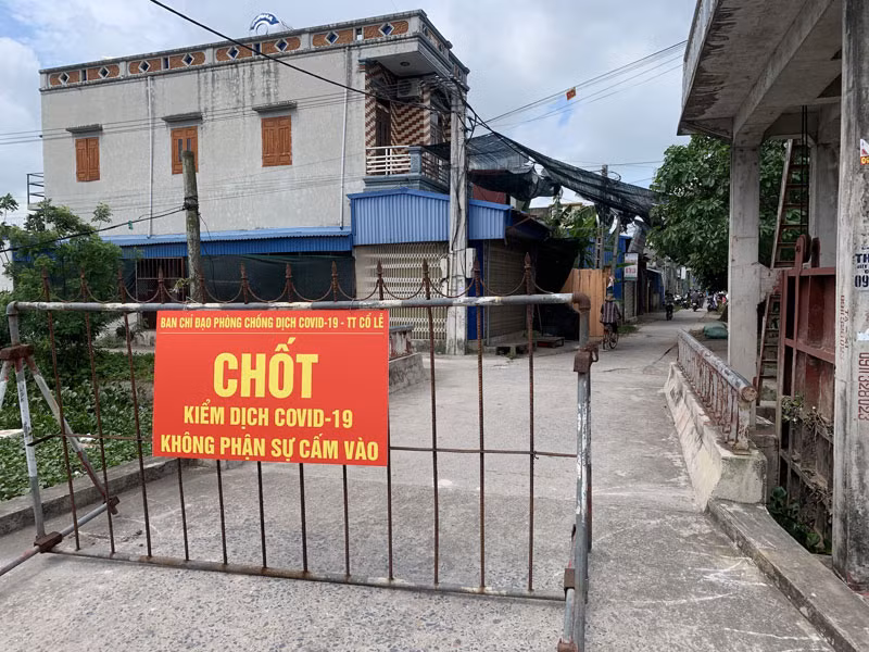 Khu vực xóm Trại, tổ dân phố Tây Kênh, thị trấn Cổ Lễ, huyện Trực Ninh (Nam Định), nơi bị phong tỏa do có chùm ba ca Covid-19 trong một gia đình.