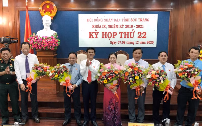 Đồng chí Lâm Văn Mẫn, Bí thư Tỉnh ủy, Chủ tịch HĐND tỉnh Sóc Trăng tặng hoa chúc mừng các đồng chí được bầu các chức danh lãnh đạo tại kỳ họp.