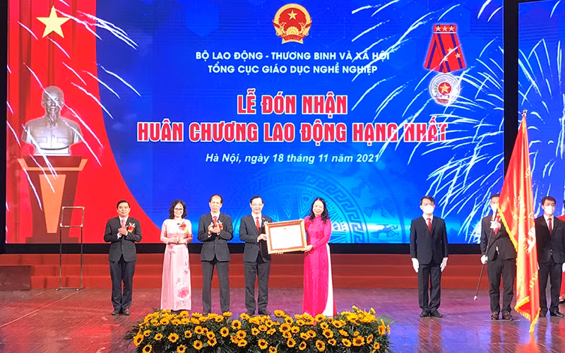 Phó Chủ tịch nước Võ Thị Ánh Xuân trao Huân chương Lao động hạng nhất tặng Tổng cục Giáo dục nghề nghiệp.