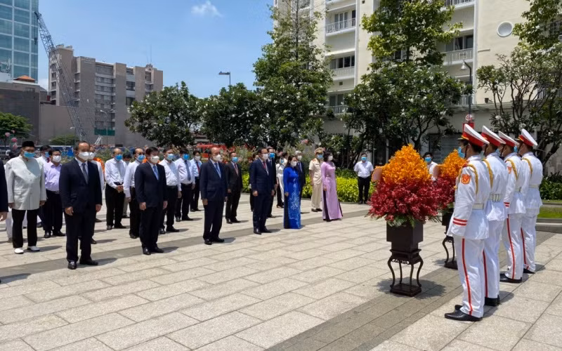 Chủ tịch nước Nguyễn Xuân Phúc và đoàn đại biểu Thành phố dâng hoa tại Công viên Tượng đài Chủ tịch Hồ Chí Minh.