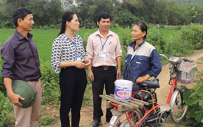 Cán bộ Ban Tuyên giáo Huyện ủy Đô Lương và xã Bồi Sơn (huyện Đô Lương, tỉnh Nghệ An) trao đổi với người dân về chủ trương phát triển kinh tế hộ. Ảnh: MAI HOA