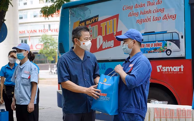 Hà Nội quan tâm, hỗ trợ để người lao động yên tâm trở lại làm việc, khôi phục sản xuất.