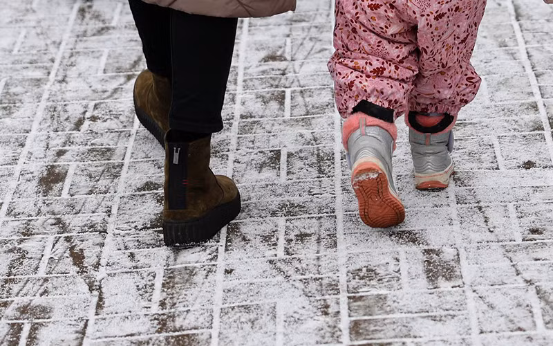Bước chân hành khách tại nhà ga ở Lviv, Ukraine, ngày 5/3. (Ảnh: Reuters)