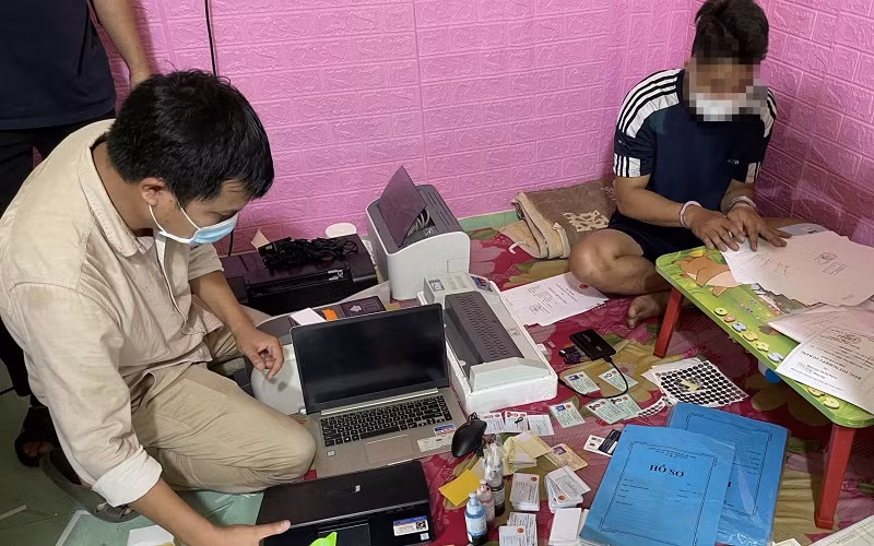 Phá đường dây làm, mua bán giấy tờ giả cho hàng trăm người -0