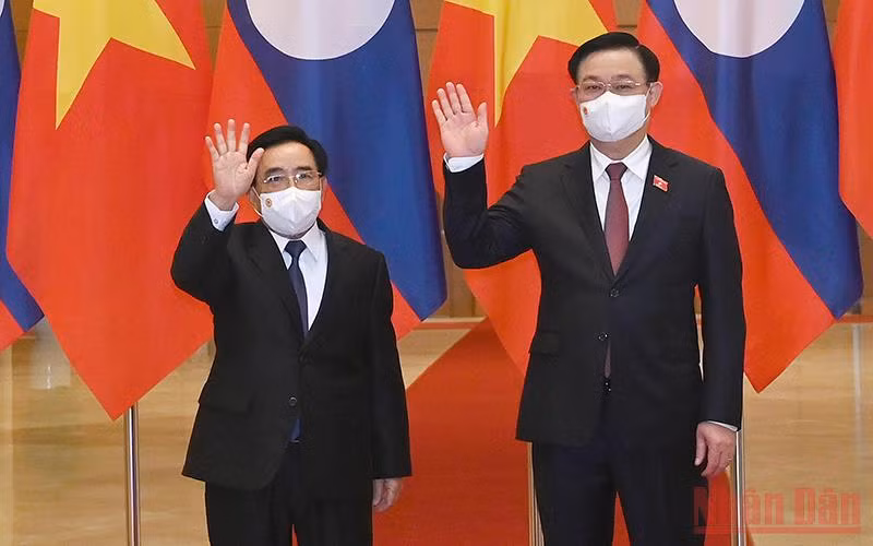 Chủ tịch Quốc hội Vương Đình Huệ và Thủ tướng Lào Phankham Viphavanh tại lễ đón. (Ảnh: DUY LINH)