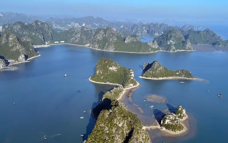 Vịnh Hạ Long nhìn từ trên cao. 