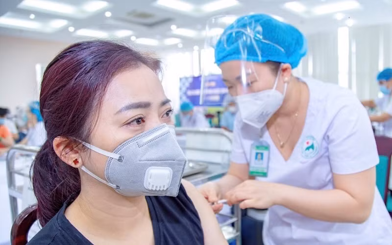 Thủ tướng chỉ đạo đẩy nhanh tiêm vaccine phòng Covid-19 mũi 3, mũi 4 cho người dân. (Ảnh minh họa: qdnd.vn)