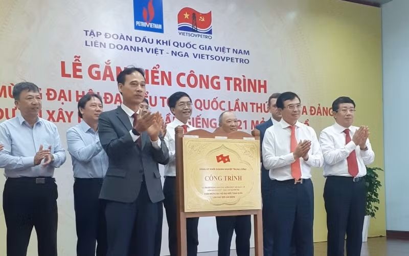 Gắn biển công trình chào mừng Đại hội đại biểu toàn quốc lần thứ XIII của Đảng.