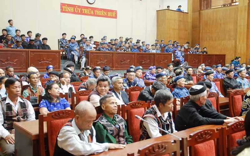 180 trưởng họ, trưởng tộc, già làng, người có uy tín tại các xã, phường, thị trấn tham dự hội nghị.