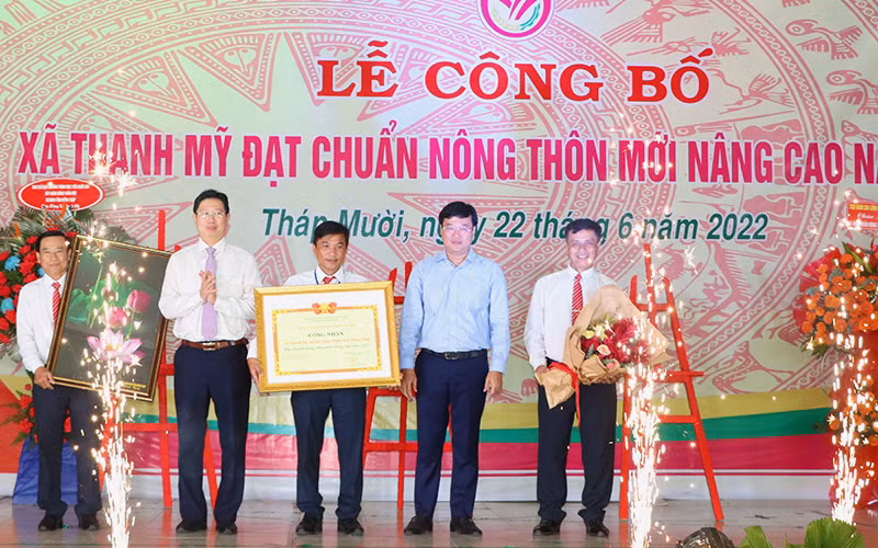 Bí thư Tỉnh ủy Đồng Tháp Lê Quốc Phong và Phó Chủ tịch UBND tỉnh Đồng Tháp Huỳnh Minh Tuấn trao Bằng công nhận xã nông thôn mới nâng cao cho xã Thanh Mỹ.