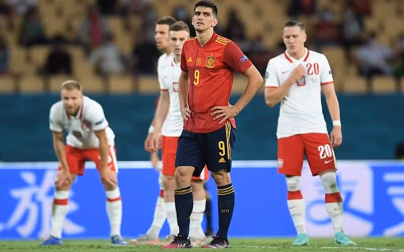 Gerard Moreno đá hỏng penlaty, thổi bay cơ hội chiến thắng của Tây Ban Nha. (Ảnh: CBS Sports)