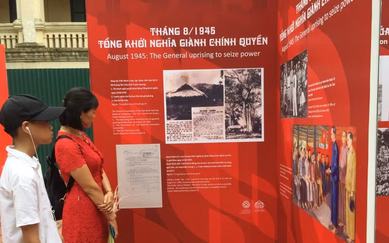 Khách tham quan tác phẩm trưng bày tại triển lãm ảnh “Độc lập”.