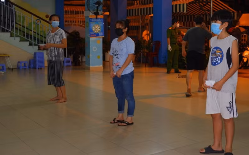 Người dân phường 3, quận Tân Bình xếp hàng chờ xét nghiệm vào tối 2-6.