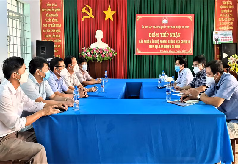 Các phóng viên làm việc với lãnh đạo Huyện ủy Cư Kuin.
