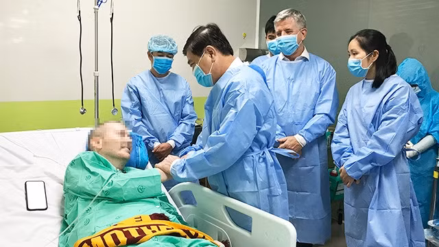 Chủ tịch UBND TP Hồ Chí Minh Nguyễn Thành Phong xúc động và bất ngờ trước sự hồi phục kỳ diệu của phi công người Anh.