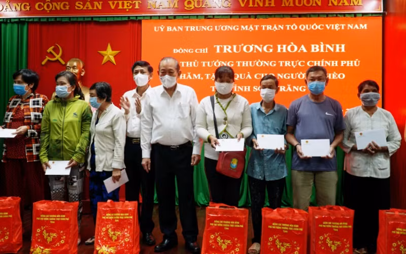 Phó Thủ tướng Thường trực Trương Hòa Bình và Bí thư Tỉnh ủy Sóc Trăng Lâm Văn Mẫn trao quà cho các hộ nghèo.